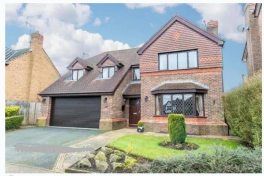 Entire And Exclusive Four Bed Detached Villa Lostock Exterior foto