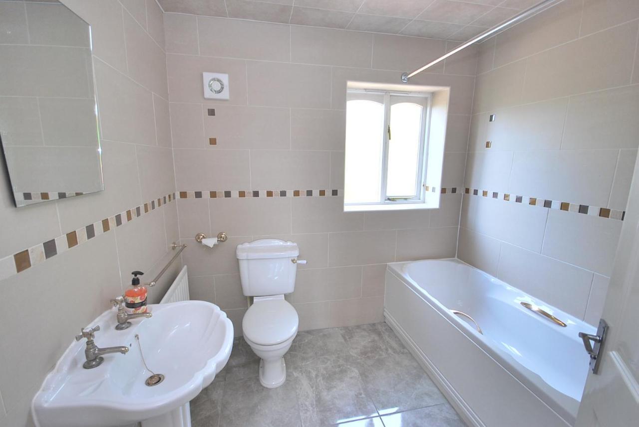 Entire And Exclusive Four Bed Detached Villa Lostock Exterior foto