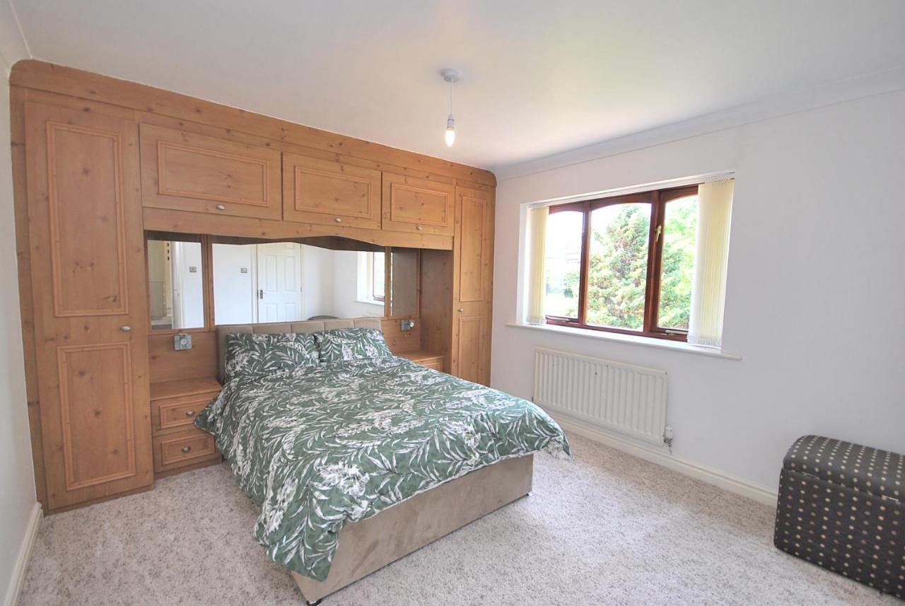 Entire And Exclusive Four Bed Detached Villa Lostock Exterior foto