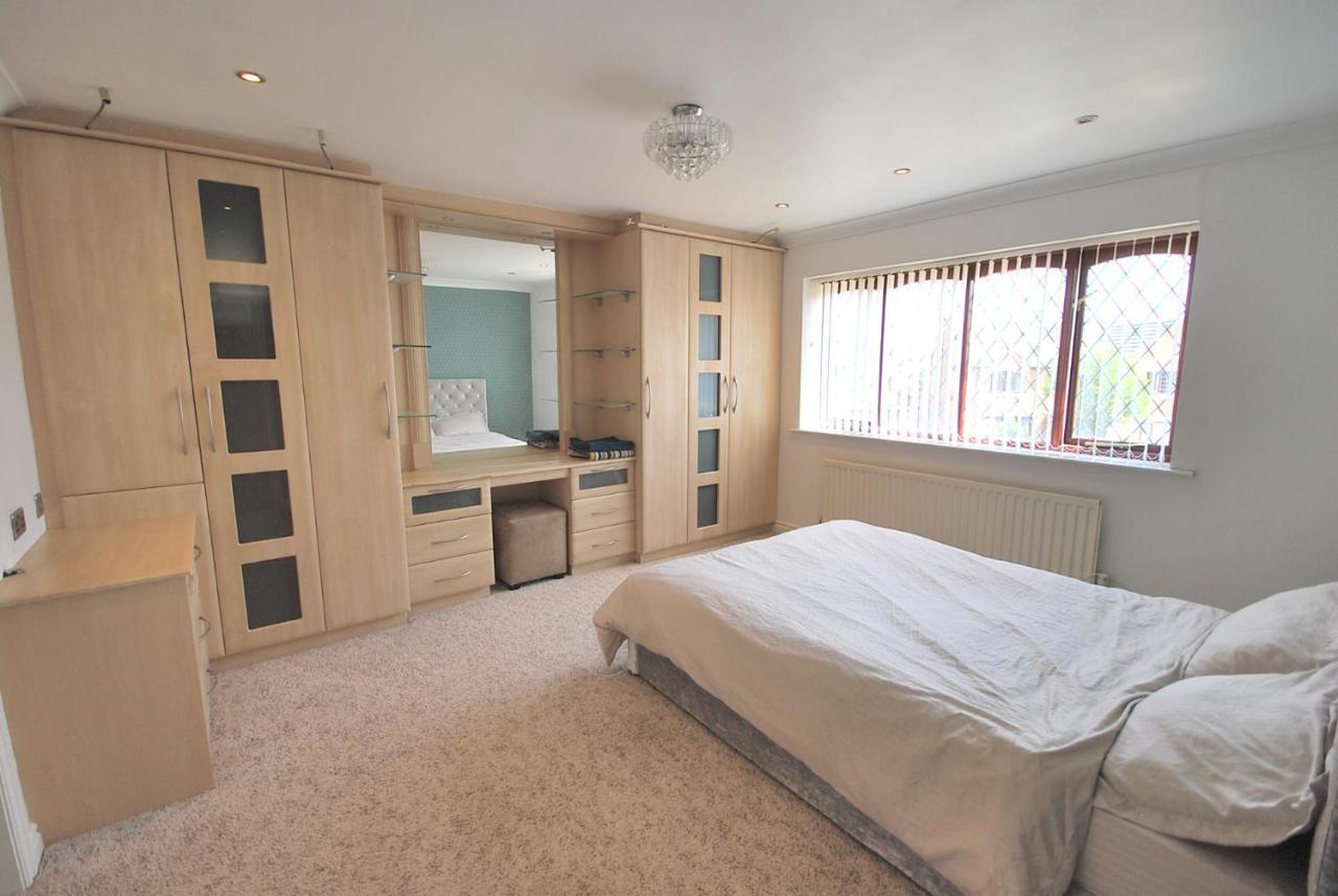 Entire And Exclusive Four Bed Detached Villa Lostock Exterior foto