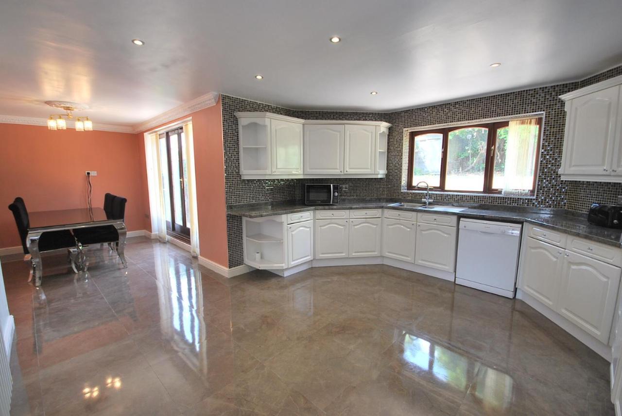 Entire And Exclusive Four Bed Detached Villa Lostock Exterior foto