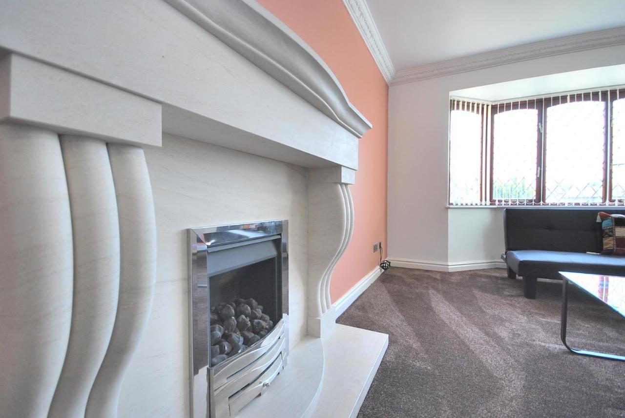 Entire And Exclusive Four Bed Detached Villa Lostock Exterior foto