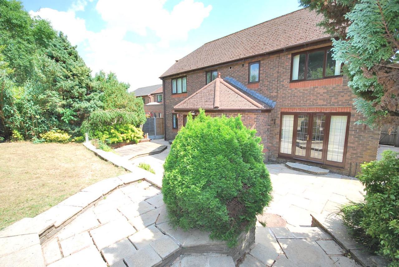 Entire And Exclusive Four Bed Detached Villa Lostock Exterior foto