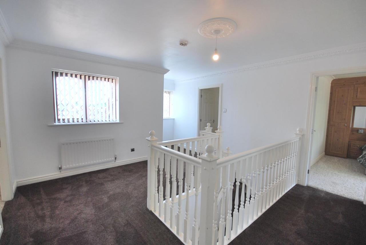 Entire And Exclusive Four Bed Detached Villa Lostock Exterior foto